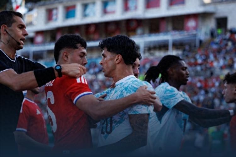 Bồ Đào Nha không còn giả vờ nữa, Ronaldo đá chính nhưng dứt điểm 3 lần đều tịt ngòi, bị điểm cực thấp. Sau khi đội trưởng rời sân, đội bóng ghi liền 2 bàn đánh bại Chile