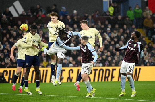 Thua đau Everton, Aston Villa lỡ cơ hội vượt Man City