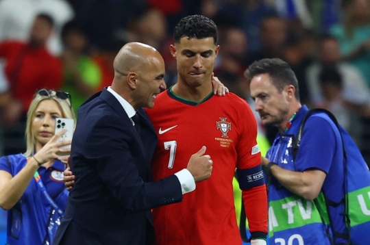 Ronaldo vắng mặt, HLV Bồ Đào Nha nói thẳng về cột mốc 1000 bàn