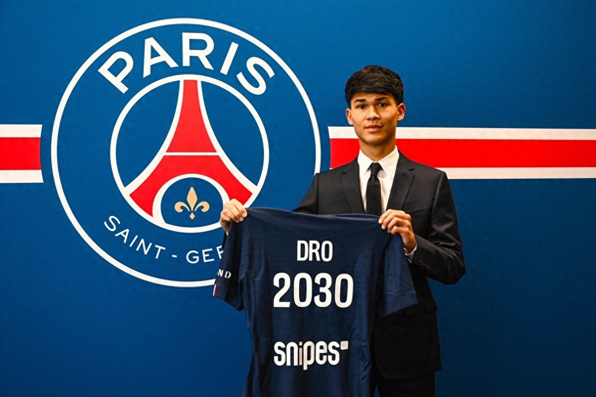 Enrique đã chiêu mộ cựu đội bóng cũ với giá 8,2 triệu euro từ Paris để ký hợp đồng 4 năm rưỡi với tiền vệ tấn công 18 tuổi của Barca, De la Fuente.