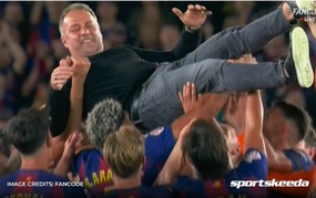 Xúc động khoảnh khắc cầu thủ Barca tri ân HLV Hansi Flick