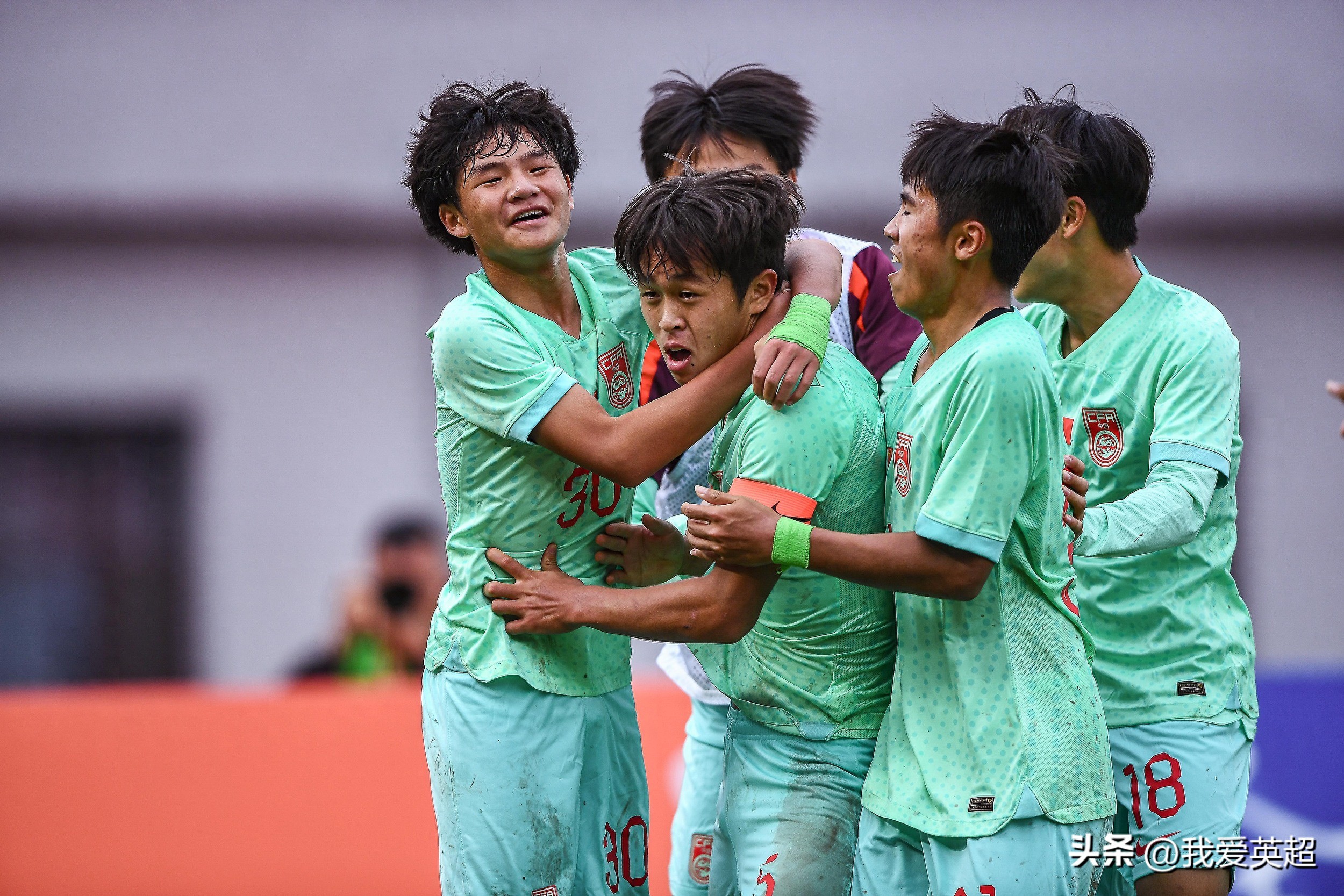 Giành chiến thắng đầu tiên tại Cúp Hòa bình! U16 Trung Quốc thắng 1-0 trước U16 Việt Nam (10 người), đội trưởng Ký Chính Hạo đánh đầu ấn định chiến thắng, Trần Chính Phi đá hỏng phạt đền.