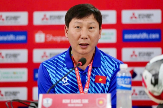HLV Kim Sang Sik: 'Tôi háo hức khi lần đầu làm việc với Hoàng Hên, Văn Hậu'